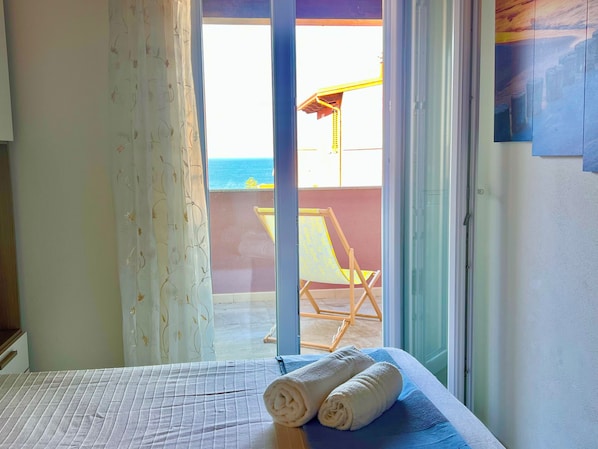 2 bedrooms, WiFi, bed sheets - New Construction,  Luxury 2 bed apartment facing the sea, internet wi-fi, aircon (La Ciaccia)