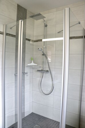 Een douche, een haardroger, handdoeken, zeep