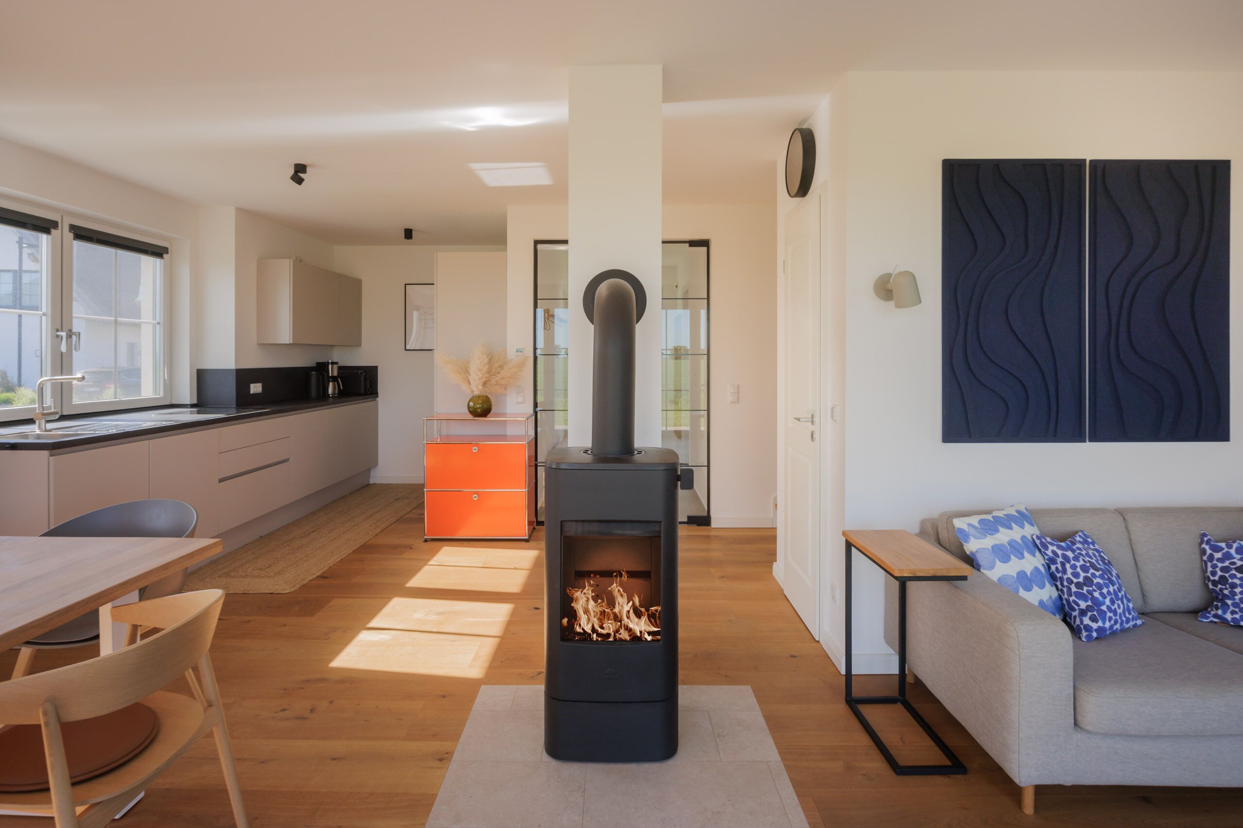 Smart TV, fireplace, books, stereo