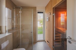 Dusche, Haartrockner, Handtücher, Seife