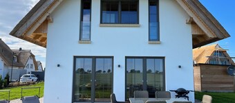 Dream thatched house with water view - 3 bedrooms - 10 min. walk to the beach