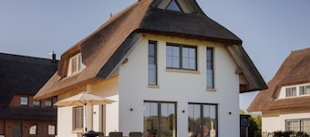Dream thatched house with water view - 3 bedrooms - 10 min. walk to the beach