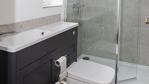A modern bathroom with a toilet, sink, and shower. - Cosy Twin or Double Studio Near Shearsby, England (Lutterworth)