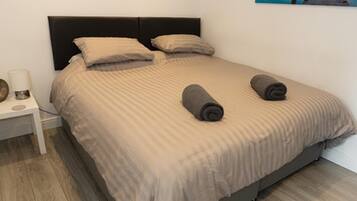 Studio | Wi-Fi gratis dan seprai linen