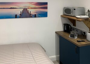 Studio | Wi-Fi gratis dan seprai linen