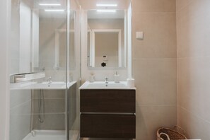 Standard-Doppelzimmer, 1 Queen-Bett und Schlafsofa | Badezimmer | Dusche, Regendusche, Haartrockner, Handtücher