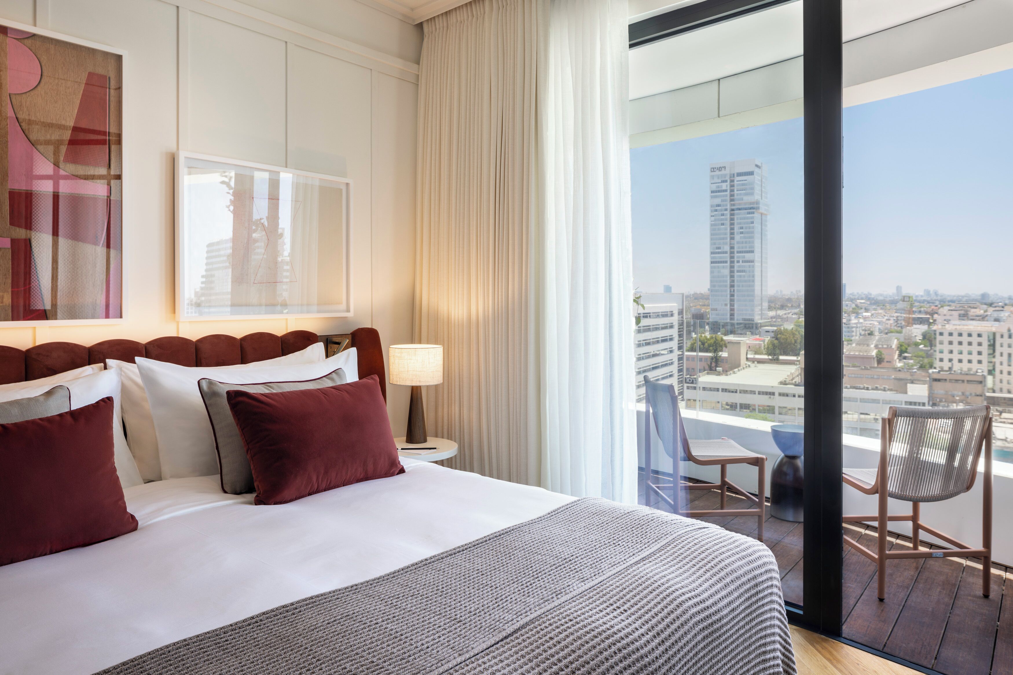 Classic Room, Balcony | Peralatan tempat tidur premium, busa memori, bar mini 