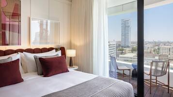 Classic Room, Balcony | Peralatan tempat tidur premium, busa memori, bar mini