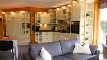 Fernseher, Kamin, Tischtennisplatte, Stereoanlage