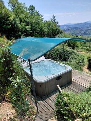 A hot tub on a wooden deck with a view of a mountainous landscape. - A former barn in the countryside, picturesque, with a view of Florence (Sesto Fiorentino, località Cercina (Firenze))