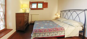 2 bedrooms, desk, iron/ironing board, travel crib