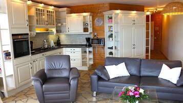 Fernseher, Kamin, Tischtennisplatte, Stereoanlage