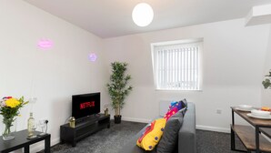 Living area - 12 Quincy House - 1 Bedroom Apartment (Darlington)