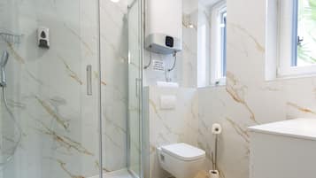 Deluxe Double Room with Balcony | Baño | Regadera, regadera con hidromasaje, amenidades de baño de diseñador