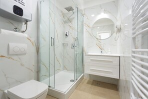 Deluxe Double Room | Bathroom | Shower, hydromassage showerhead, designer toiletries, hair dryer - Luxury Rooms Fetivi (Split)