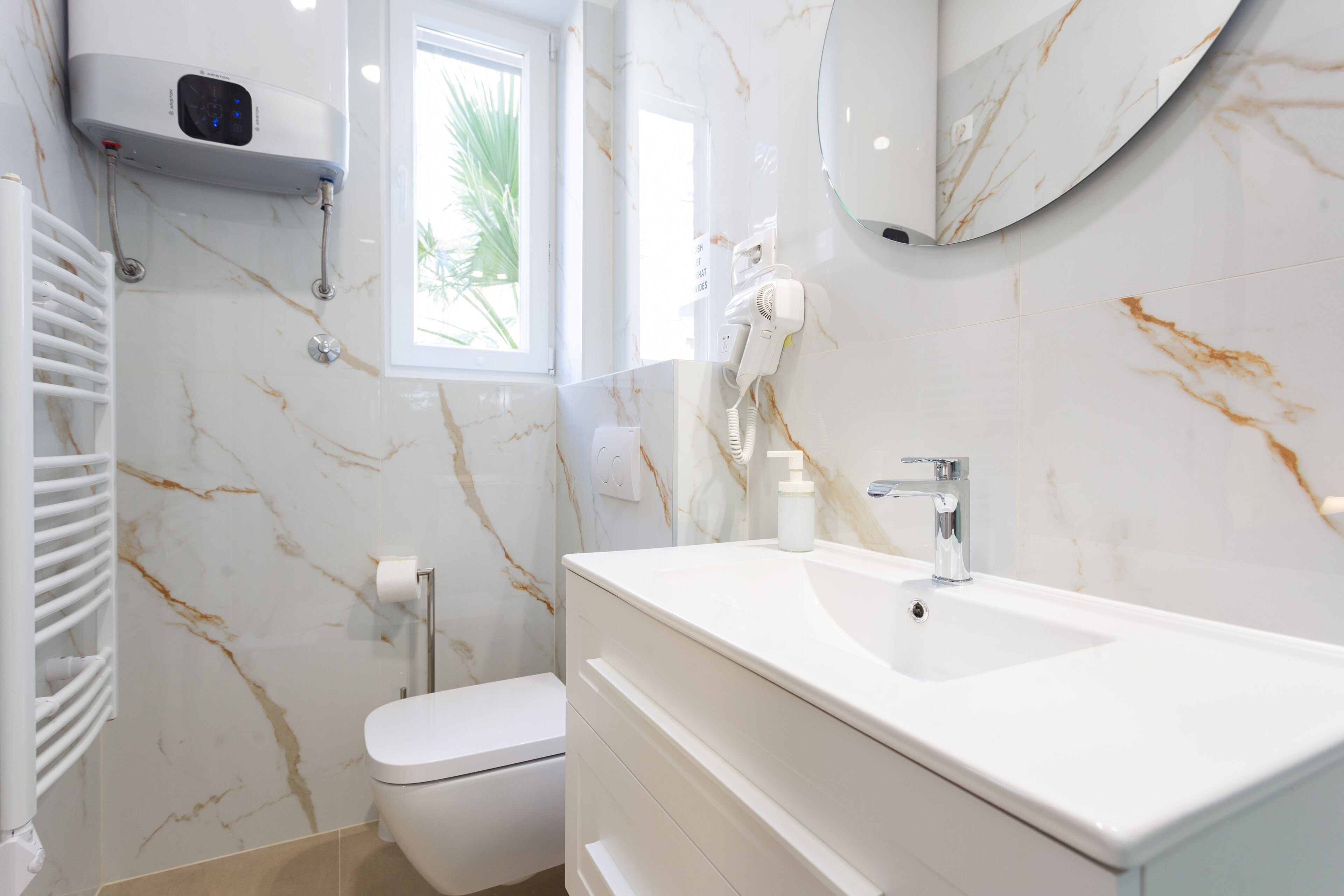 Kamar Double Deluks | Kamar mandi | Shower, shower pijat air,  dan perlengkapan mandi desainer