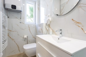 Chambre Double Deluxe | Salle de bain | Douche, douche hydromassante, articles de toilette de luxe