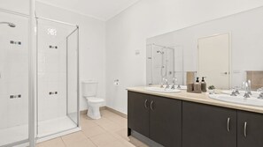 Baignoire, sèche-cheveux