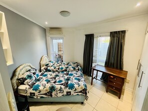 2 bedrooms, WiFi, bed sheets - Cozy 2 bedroom apartment just 200m from the main beach in Strand (Cape Town)
