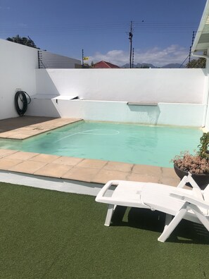 Pool - Cozy 2 bedroom apartment just 200m from the main beach in Strand (Cape Town)