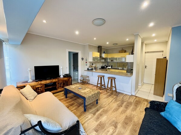 Smart TV, video games - Cozy 2 bedroom apartment just 200m from the main beach in Strand (Cape Town)