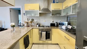 Refrigerador, microondas, horno y parrilla de estufa