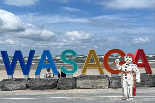 2 bdrm. sleeps 5, just a short walk to beach 1 !