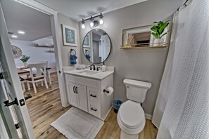 Ensemble douche/baignoire, sèche-cheveux, serviettes fournies