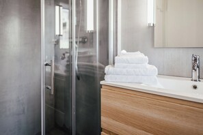 Classic Room, 1 Double Bed | حمام | تجهيزات دش، مجففات شعر، مناشف، صابون