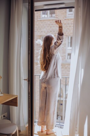 Deluxe Room, 1 King Bed | 起居区 | 50-厘米纯平电视（配备有线频道）、电视、Netflix