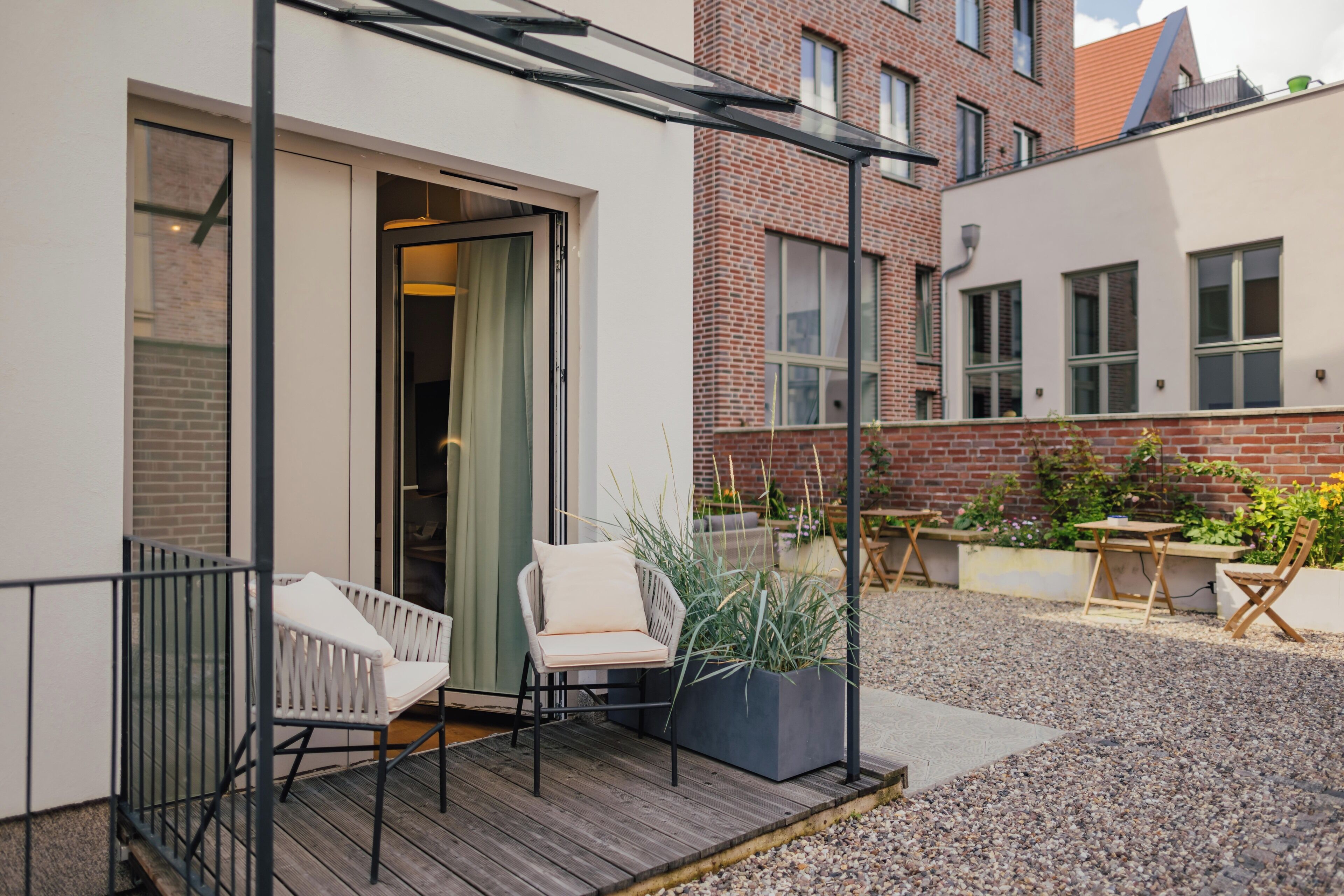 Luxe beddengoed, donsdekens, individueel gemeubileerd, een bureau