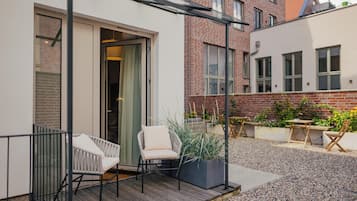 Luxe beddengoed, donsdekens, individueel gemeubileerd, een bureau