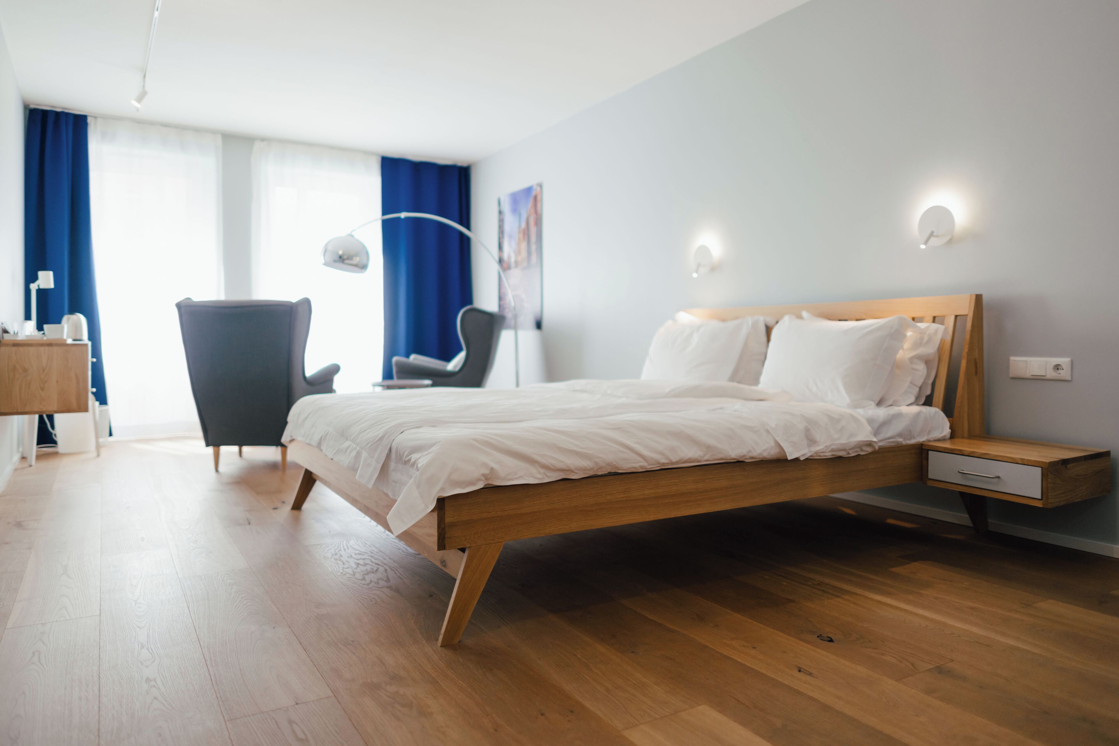 Deluxe Room, 1 King Bed | Ropa de cama de alta calidad, edredón, muebles diferentes y escritorio 