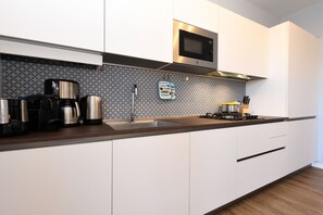 Een koelkast, een magnetron, een oven, een vaatwasser