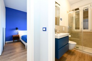 Douche, sèche-cheveux, serviettes fournies