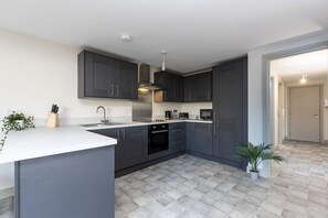 Apartment | Private kitchen | Electric kettle - 2 Avery Gardens - 2 Bedroom Apartment (Darlington)