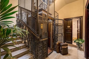 Lift - magenta collection navona (Rome)