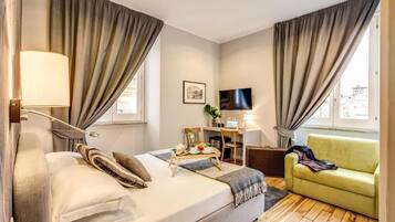 Minibar, caja de seguridad en la habitación y escritorio