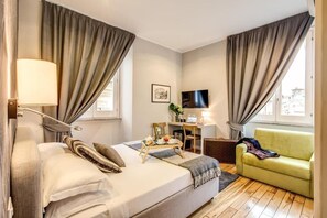 Minibar, in-room safe, desk, laptop workspace - magenta collection navona (Rome)