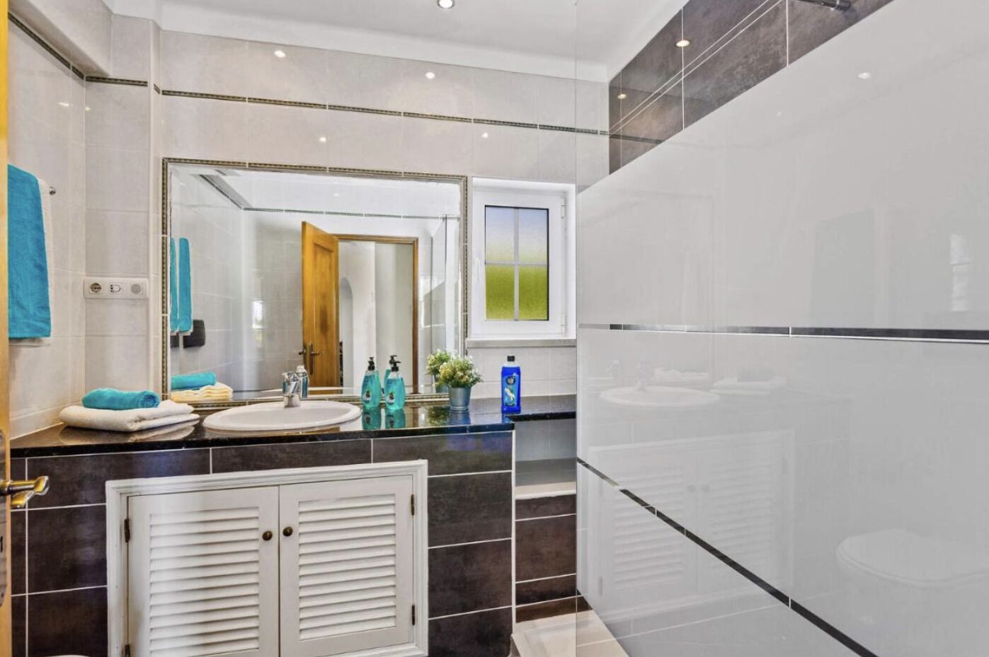 Een douche, een haardroger, een bidet, handdoeken