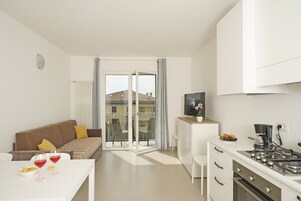 Apartamento superior | Cozinha privada | Geladeira grande, micro-ondas, fogão, cooktop