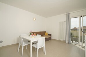 Comfort Apartment | Living area | 15-inch flat-screen TV with satellite channels, TV - Appartamenti Alle Mura (Lazise)