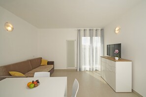 Comfort Apartment | Living area | 15-inch flat-screen TV with satellite channels, TV - Appartamenti Alle Mura (Lazise)