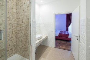 Dusche, Regendusche, Haartrockner, Hausschuhe