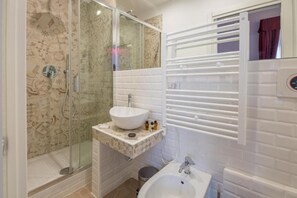 Deluxe Double or Twin Room | Bathroom | Shower, rainfall showerhead, hair dryer, slippers - MAGENTA COLLECTION ARGENTINA (Rome)