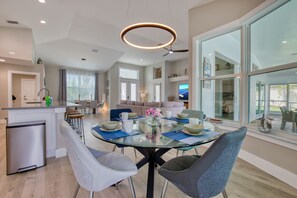 Dining - VILLA VANITY – HEATED POOL & SPA | GULF ACCESS | BOAT RENTAL + TOURS VOUCHER INCL. (Cape Coral)