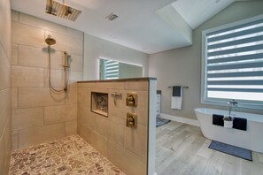 Bathtub, hair dryer, towels - VILLA VANITY – HEATED POOL & SPA | GULF ACCESS | BOAT RENTAL + TOURS VOUCHER INCL. (Cape Coral)