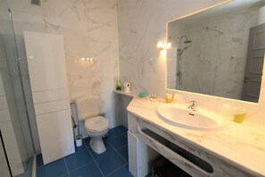 Shower, hair dryer, towels, shampoo - 2 Bedroom Apartment with Swimming pool at São Rafael Beach - Albufeira (Albufeira)