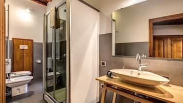 Chambre Deluxe | Salle de bain | Douche, sĂšche-cheveux, bidet, serviettes fournies