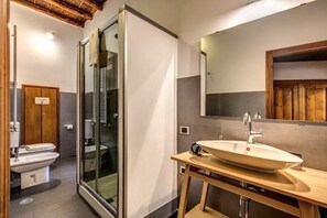 Deluxe Room | Bathroom | Shower, hair dryer, bidet, towels